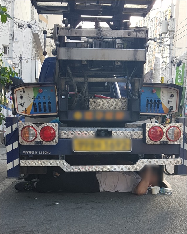 남산동 한 세입자가 강제집행에 반대해 차량 밑에서 농성 중이다(2019.4.24) / 사진.철거민대책위