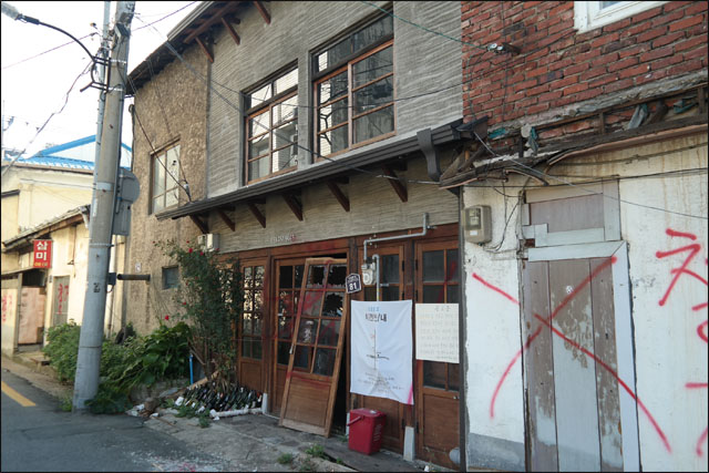 1907년에 지어진 건물을 새로 꾸며 2016년에 문을 연 카페 '소금창고'(2019.09.19. 대구 중구 북성로) / 사진. 평화뉴스 한상균 수습기자 