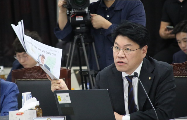 한겨레 신문을 든 장제원 한국당 의원(2019.10.11) / 사진.평화뉴스 김영화 기자
