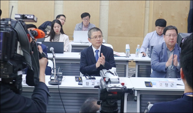 황 대표가 기자들 질문에 답하고 있다(2019.10.16) / 사진.평화뉴스 김영화 기자