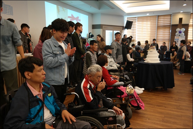 희망원에서 나온 33명의 장애인들도 보고대회에 참석했다(2019.10.31) / 사진.평화뉴스 한상균 기자