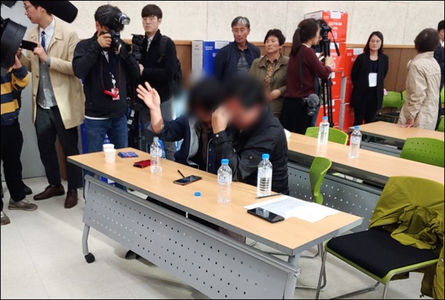 실종자 가족들이 진영 장관 앞에서 오열하고 있다(2019.11.5) /사진.평화뉴스 한상균 기자