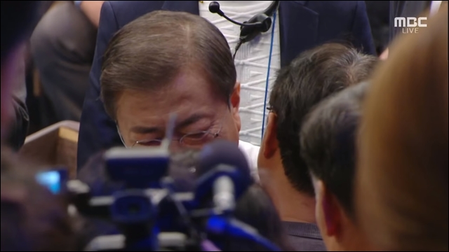문재인 대통령이 실종자 가족 A씨와 포옹을 하고 있다 / 화면 캡쳐.MBC