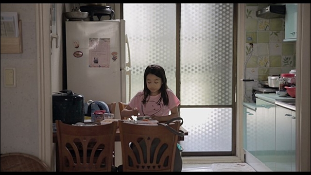 김현정 감독 영화 <나만 없는 집>...바쁜 부모와 쌀쌀맞은 언니 사이에서 늘 혼자인 초등학생 세영 / 사진 출처.'나만 없는 집' 공식 사이트