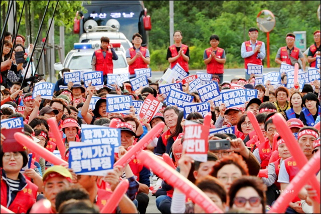 "자회사 전환 반대" 피켓을 든 한국가스공사 본사 비정규직 노동자들 / 사진.전국공공운수노동조합