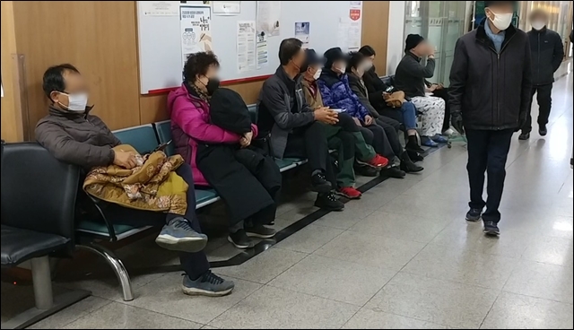 마스크를 쓰고 진료를 기다리는 시민들(2020.1.29.경북대학교병원) / 사진.평화뉴스 한상균 기자