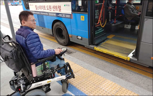 저상버스가 왔지만 이민호씨는 휠체어 리프트가 고장나 버스를 타지 못했다(2020.2.11) / 사진.평화뉴스 한상균 기자