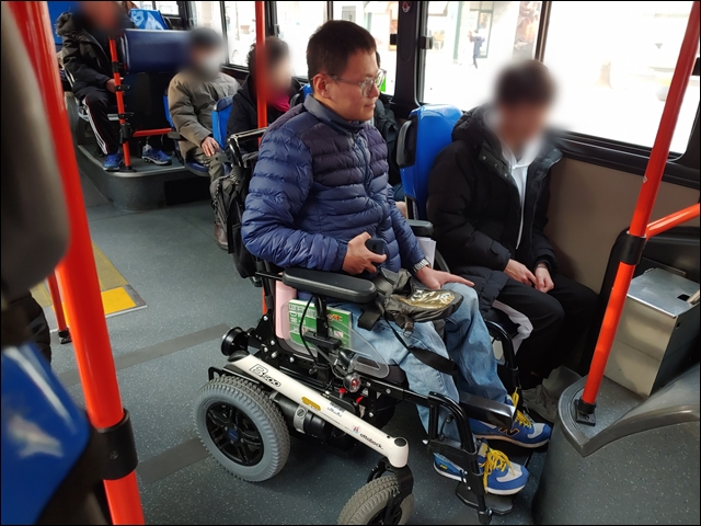 이씨는 휠체어 고정장치를 쓰지 못해 휠체어 브레이크에 의지해야 했다 (2020.2.11) / 사진.평화뉴스 한상균 기자