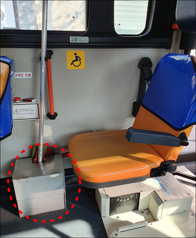 휠체어 고정장치에 청소도구함이 설치되어 있다 (2020.2.11) / 사진 제공.이민호씨