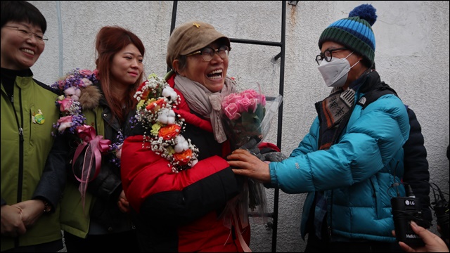 김진숙 지도위원으로부터 꽃다발을 받고 웃는 박 전 지도위원(2020.2.12) / 사진.평화뉴스 김영화 기자