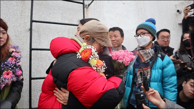 김진경 영남대의료원지부장과 포옹하는 박 전 지도위원(2020.2.12) / 사진.평화뉴스 김영화 기자