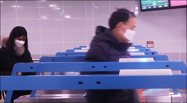 지하철로 퇴근하는 시민들이 마스크를 끼고 있다(2020.2.18) / 사진.평화뉴스 김영화 기자
