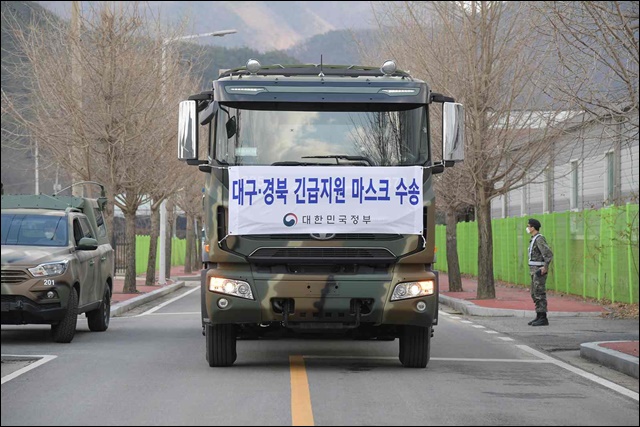 정부가 지원한 마스크 116만장을 실은 군용트럭이 대구스타디움으로 가고 있다(2020.2.26) / 사진.대구시 제공