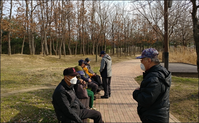 유권자들이 율하체육공원에서 4·15 총선에 관해 이야기하고 있다 (2020.3.13) / 사진.평화뉴스 한상균 기자
