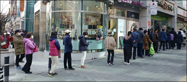 마스크를 사기 위해 줄을 선 시민들(2020.3.17 수성구 신매광장) / 사진. 평화뉴스 한상균 기자