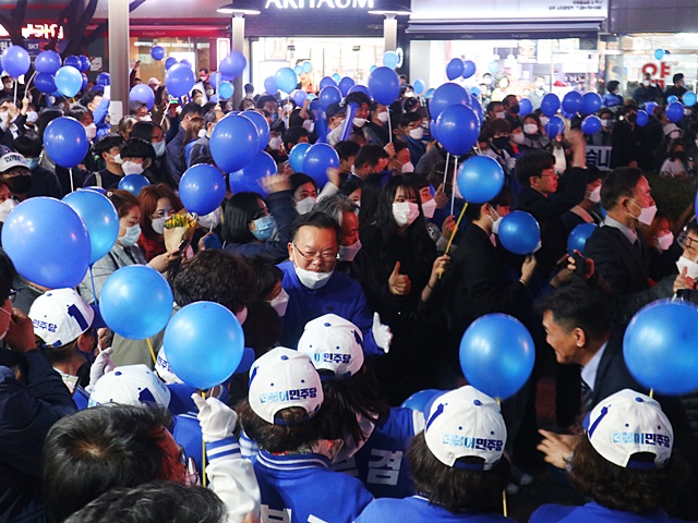 신매광장에 몰린 지지자들과 사진을 찍는 김 후보(2020.4.14) / 사진.평화뉴스 김영화 기자
