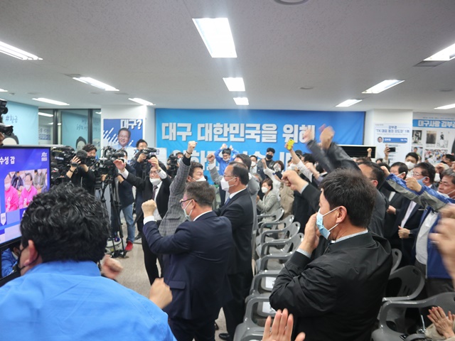 JTBC 출구조사에서 경합을 벌이자 지지자들이 기뻐하고 있다(2020.4.15) / 사진.평화뉴스 김영화 기자