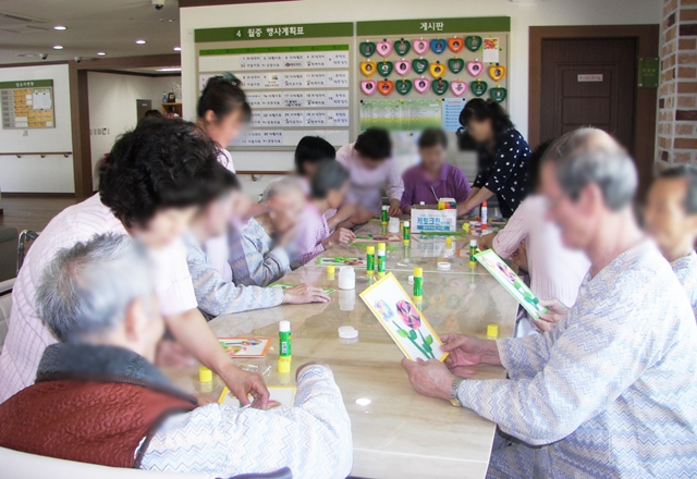미술치료를 받고 있는 노인전문간호센터 입소자들 / 사진 출처. 노인전문간호센터 홈페이지
