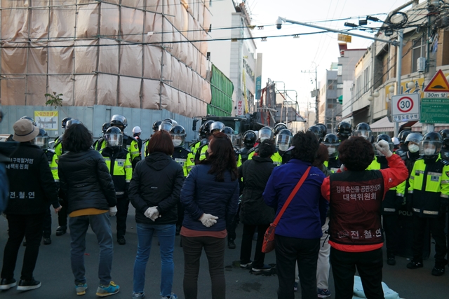 용업업체 직원과 경찰이 전철연 회원들 진입을 막고 있다(2020.4.24) / 사진.평화뉴스 한상균 기자