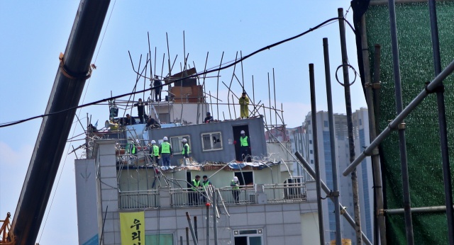 집행관과 용역 직원들을 태운 컨테이너가 옥상 가건물에서 기울고 있다(2020.4.25) / 사진.평화뉴스 김영화 기자