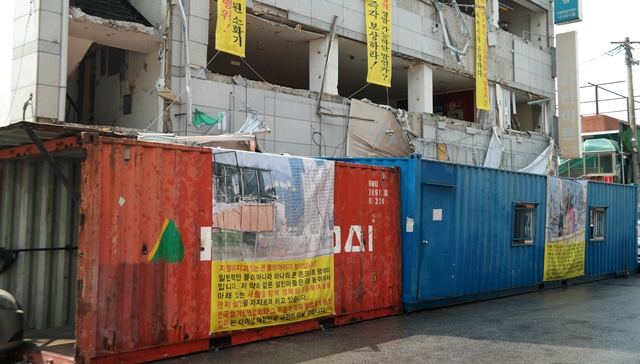 동인동 재개발 조합이 망루를 설치한 동인동3가 니나빌딩 앞에 컨테이너 2동을 설치했다 (2020.5.4) / 사진.평화뉴스 한상균 기자