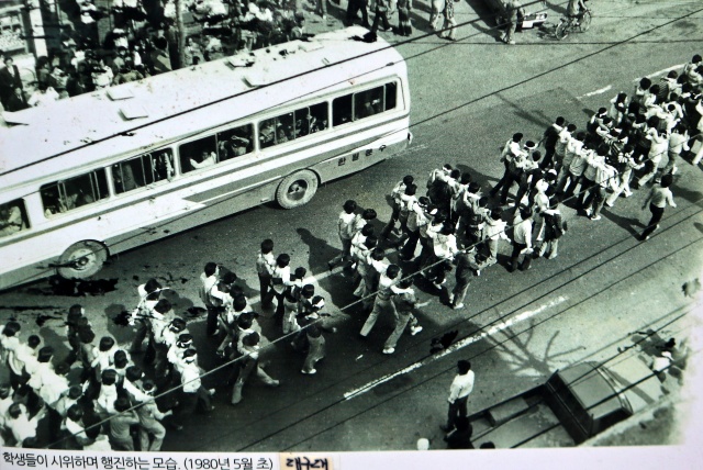 대구대 학생들의 시위와 행진 모습(1980년 5월 초.매일신문 촬영) / 사진.평화뉴스 김영화 기자