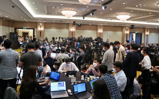 이날 기자회견에는 취재진 100여명이 몰렸다(2020.5.25) / 사진.평화뉴스 김영화 기자