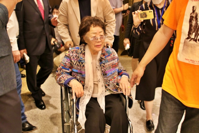 휠체어를 타고 기자회견장을 나가는 이용수 할머니(2020.5.25) / 사진.평화뉴스 김영화 기자