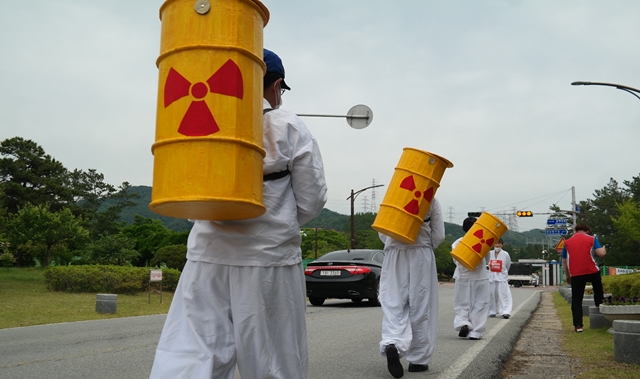 '핵폐기물' 상징하는 드럼통을 멘 채 오체투지 행진을 하고 있다 (2020.5.25) / 사진.평화뉴스 한상균 기자