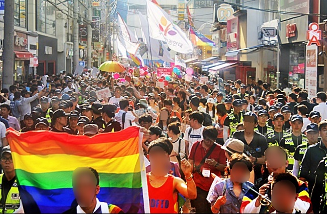 대구퀴어축제에 참가한 1천여명이 동성로에서 행진 중이다(2016.6.26) / 사진.평화뉴스 김영화 기자