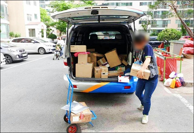 다친 팔에 깁스한채 상품을 배송하는 CJ대한통운의 한 택배노동자(2017.5.17) / 사진.전국택배연대노조