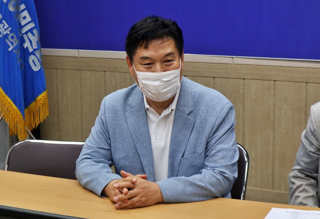 홍의락 전 의원이 민주당 대구시당 상무위 간담회에 참석했다(2020.6.25) / 사진.평화뉴스 김영화 기자