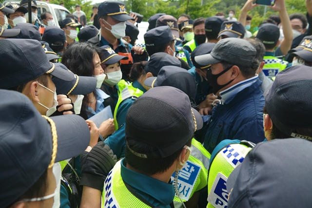 김소영 위원장이 경찰들에 둘러싸여 발표회장을 떠나려하자 경주 주민이 막아섰다 (2020.7.24) / 사진.평화뉴스 한상균 기자
