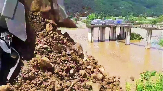수공 낙동강관리단이 덤프트럭으로 무너진 둑을 복구 중이다(2020.8.9) / 사진 제공.낙동강네트워크