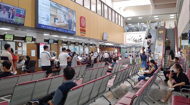 의사 파업 첫 날 경북대병원 접수처에서 대기 중인 시민들 (2020.8.14) / 사진.평화뉴스 한상균 기자