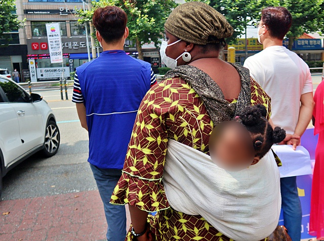 대구에 체류하는 기니 여성 하디민씨가 아들을 업고 있다(2020.8.24) /사진.평화뉴스 김영화 기자