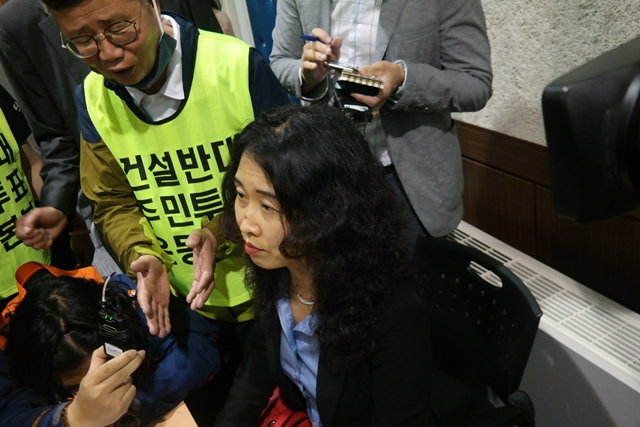 김소영 재검토위원장에게 "맥스터 공론화 재검토"를 촉구하는 주민들(2020.7.24) / 사진.평화뉴스