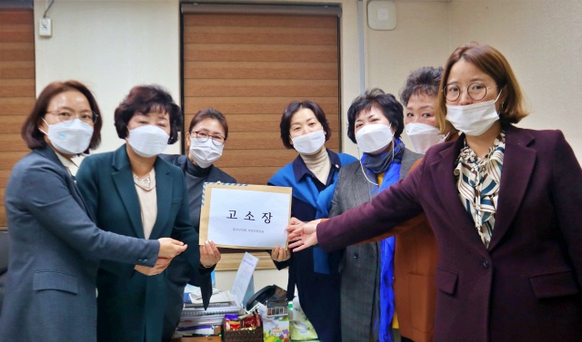 A의원 '성희롱' 고소장을 들고 있는 달서구의회 여성 의원들(2020.11.13) / 사진.평화뉴스 김영화 기자