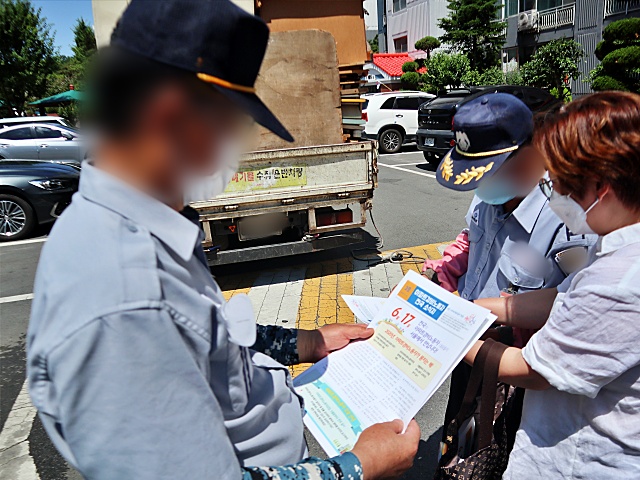 대구 한 아파트 경비노동자들이 '경비모임' 전단을 읽고 있다(2020.6.16) / 사진.평화뉴스 김영화 기자