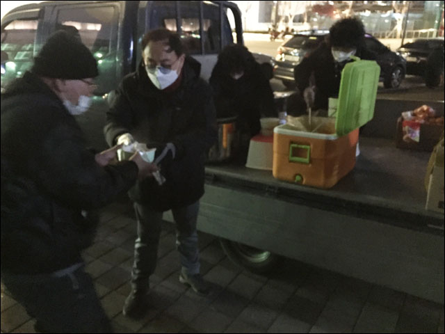 무료급식을 배식하는 자원봉사자들 손길이 분주하다(2020.12.22) / 사진.평화뉴스 김두영 수습기자