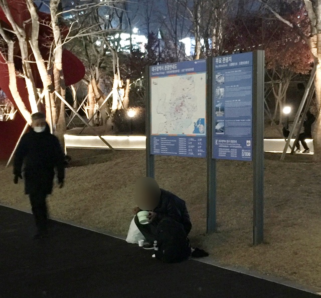 다른 사람들이 떠난 광장에서 홀로 앉아 식사하는 한 노숙인(2020.12.22) / 사진.평화뉴스 김두영 수습기자