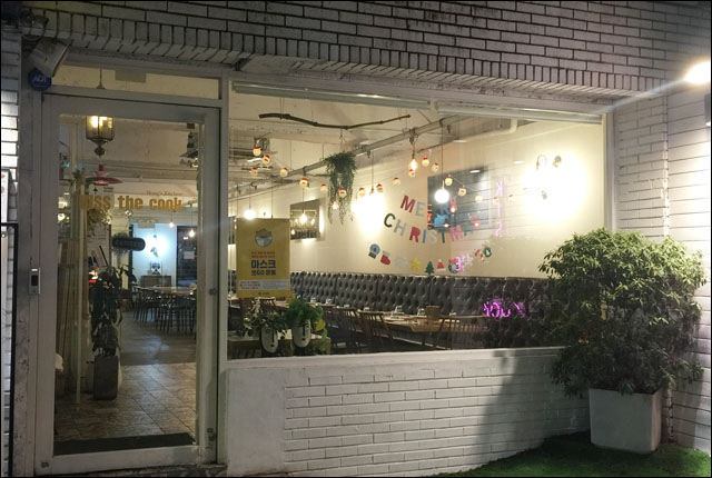 저녁 7시. 동성로의 한 식당 안이 텅 비어있다.(2020.12.28. 대구 동성로) / 사진.평화뉴스 김두영 수습기자