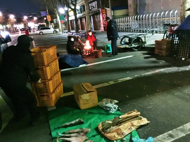 새벽 5시쯤 추위를 피하기 위해 모닥불을 지핀 상인들(2021.1.4) / 사진.평화뉴스 김두영 수습기자
