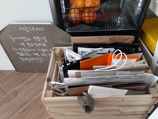 손님들이 제로스테이에 기부한 종이가방과 빈용기들(2021.1.13) / 사진.평화뉴스 김두영 수습기자