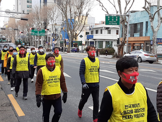 한국게이츠 해고노동자들이 손배가압류 철회를 촉구하며 도보 행진에 나섰다. (2021.3.2) / 사진.평화뉴스 김두영 기자