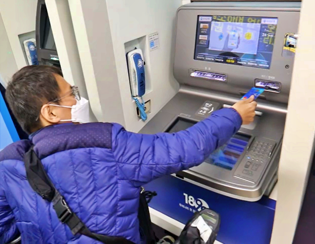 은행 무인 ATM 기계에 팔을 뻗어도 카드를 넣을 수 없다(2021.3.24) / 사진.평화뉴스 김영화 기자
