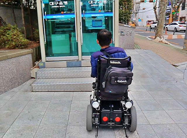 대구은행 ATM 경사로가 없어 휠체어는 들어갈 수 없다(2021.3.24) / 사진.평화뉴스 김영화 기자