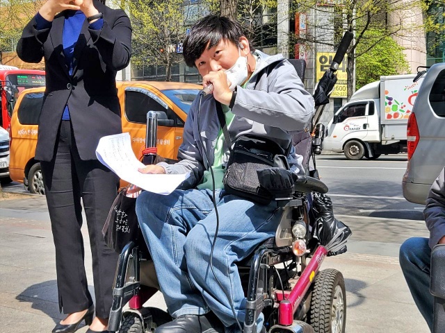 "키오스크 너무 불편해" 대구지역 한 장애인이 발언 중이다(2021.4.9) / 사진평화뉴스 김영화 기자