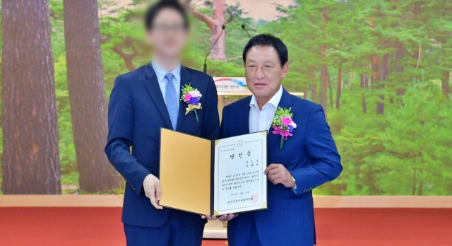 울진군의회 국민의힘 이세진 의장이 당선증을 받고 있다(2018.6.15) / 사진.울진군의회 홈페이지