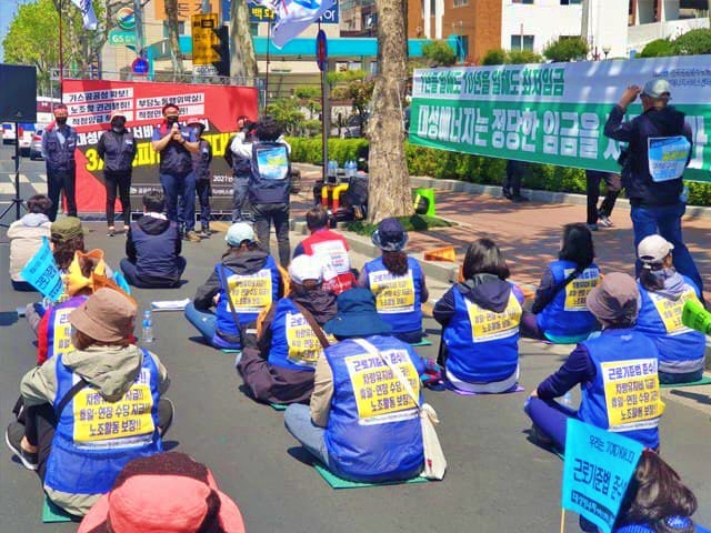 대성에너지 검침원들이 3차 파업 집회에서 발언 중이다(2021.5.3) / 사진.민주노총 공공운수노조